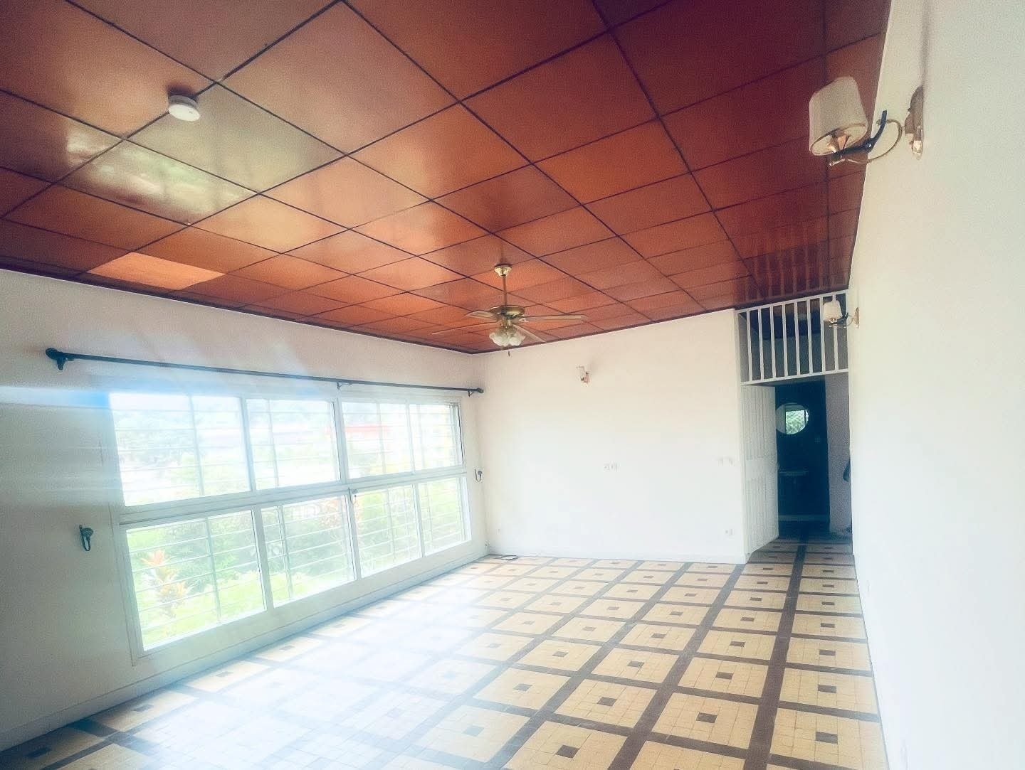 House (Villa) to rent - Yaoundé, Bastos, bastos - 2 living room(s), 5 bedroom(s), 5 bathroom(s) - 2 500 000 FCFA / month