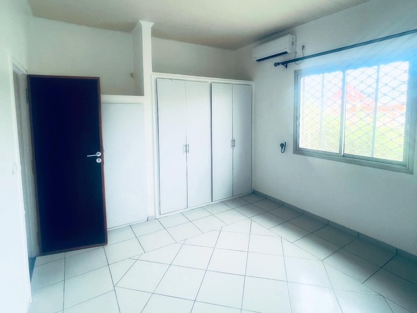 House (Villa) to rent - Yaoundé, Bastos, bastos - 2 living room(s), 5 bedroom(s), 5 bathroom(s) - 2 500 000 FCFA / month