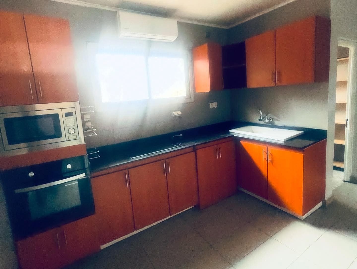 House (Villa) to rent - Yaoundé, Bastos, bastos - 2 living room(s), 5 bedroom(s), 5 bathroom(s) - 2 500 000 FCFA / month