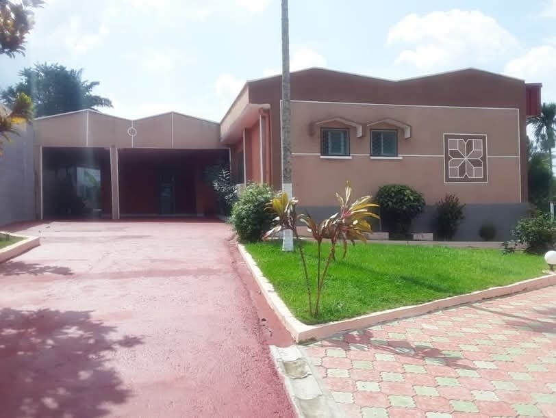 House (Villa) to rent - Yaoundé, Bastos, bastos - 2 living room(s), 5 bedroom(s), 5 bathroom(s) - 2 500 000 FCFA / month