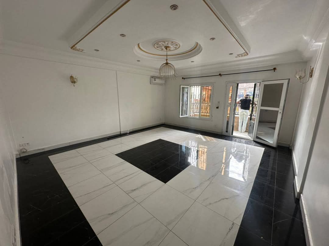 Apartment to rent - Yaoundé, Bastos, Bastos centre - 1 living room(s), 2 bedroom(s), 3 bathroom(s) - 600 000 FCFA / month