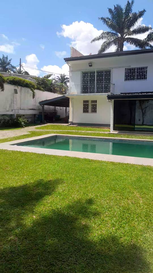 House (Duplex) to rent - Yaoundé, Bastos, Bastos centre - 2 living room(s), 4 bedroom(s), 4 bathroom(s) - 2 500 000 FCFA / month