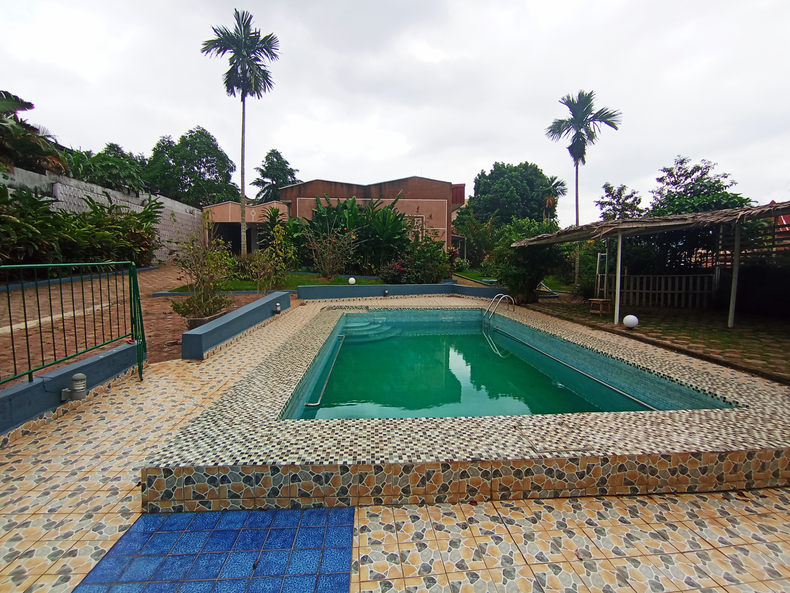 House (Villa) to rent - Yaoundé, Bastos, Bastos centre - 1 living room(s), 3 bedroom(s), 3 bathroom(s) - 2 000 000 FCFA / month