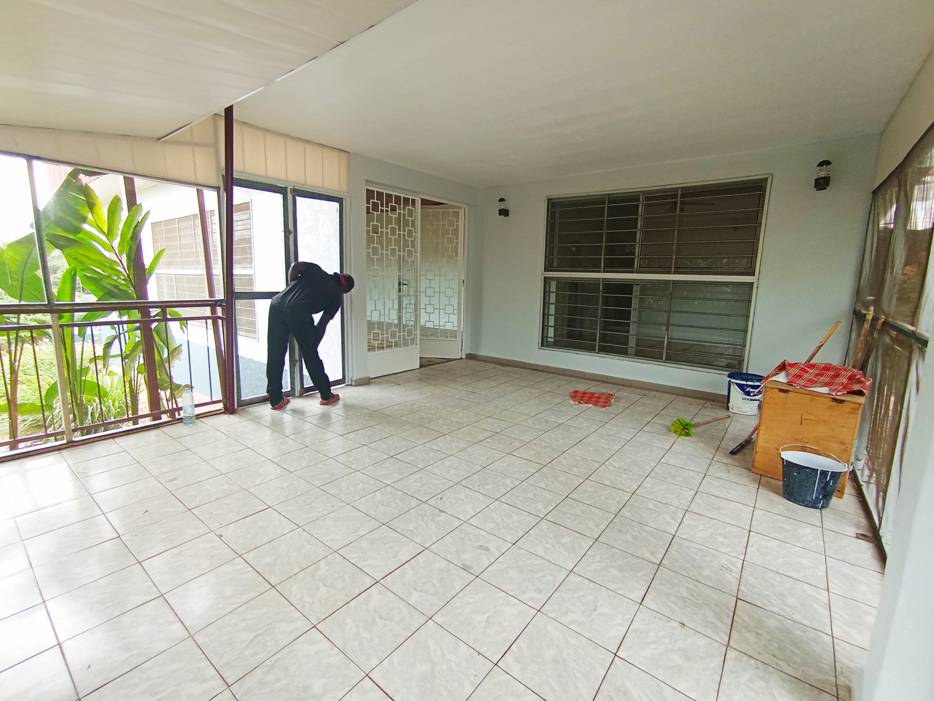House (Villa) to rent - Yaoundé, Bastos, Bastos centre - 1 living room(s), 3 bedroom(s), 3 bathroom(s) - 2 000 000 FCFA / month