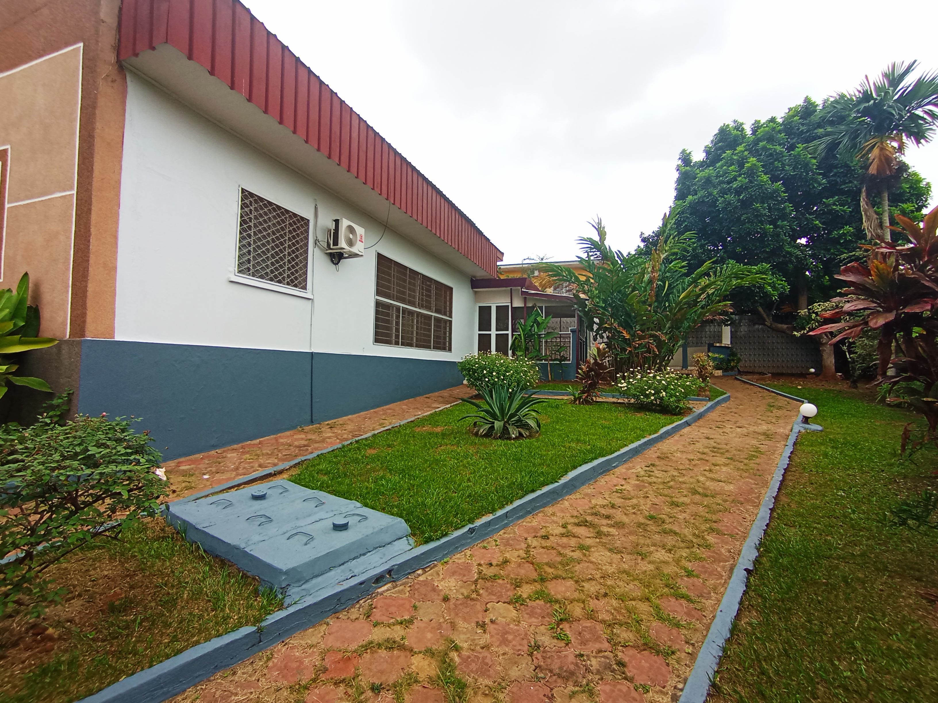 House (Villa) to rent - Yaoundé, Bastos, Bastos centre - 1 living room(s), 3 bedroom(s), 3 bathroom(s) - 2 000 000 FCFA / month