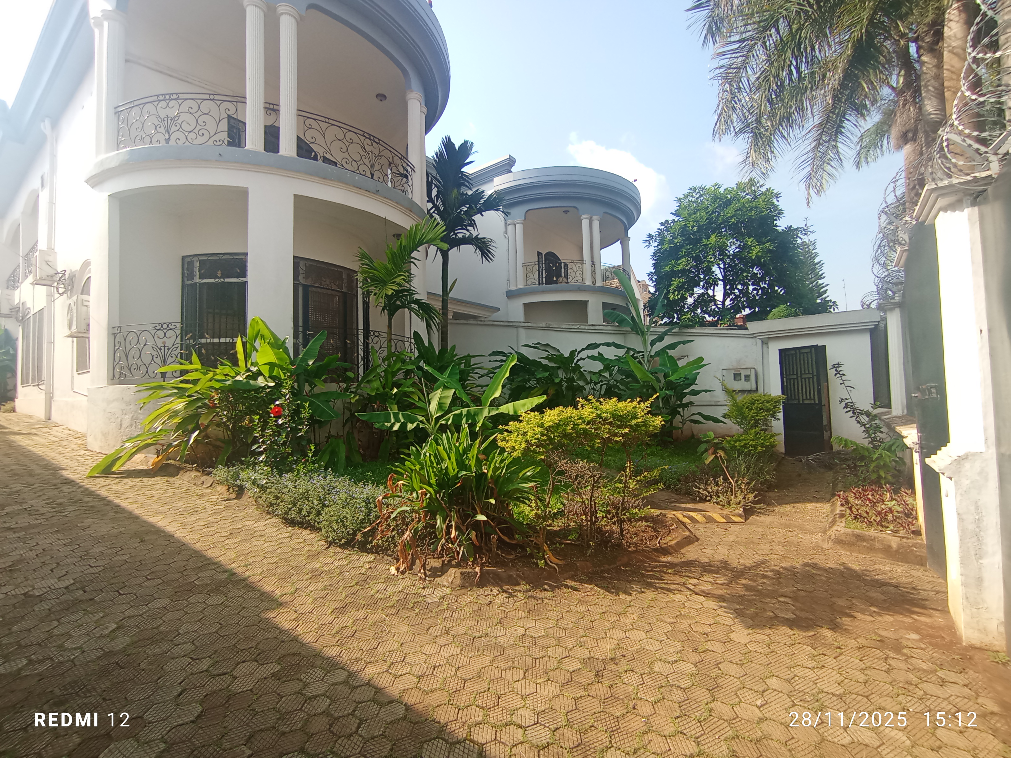 House (Duplex) to rent - Yaoundé, Bastos, GOLF - 2 living room(s), 4 bedroom(s), 4 bathroom(s) - 2 000 000 FCFA / month