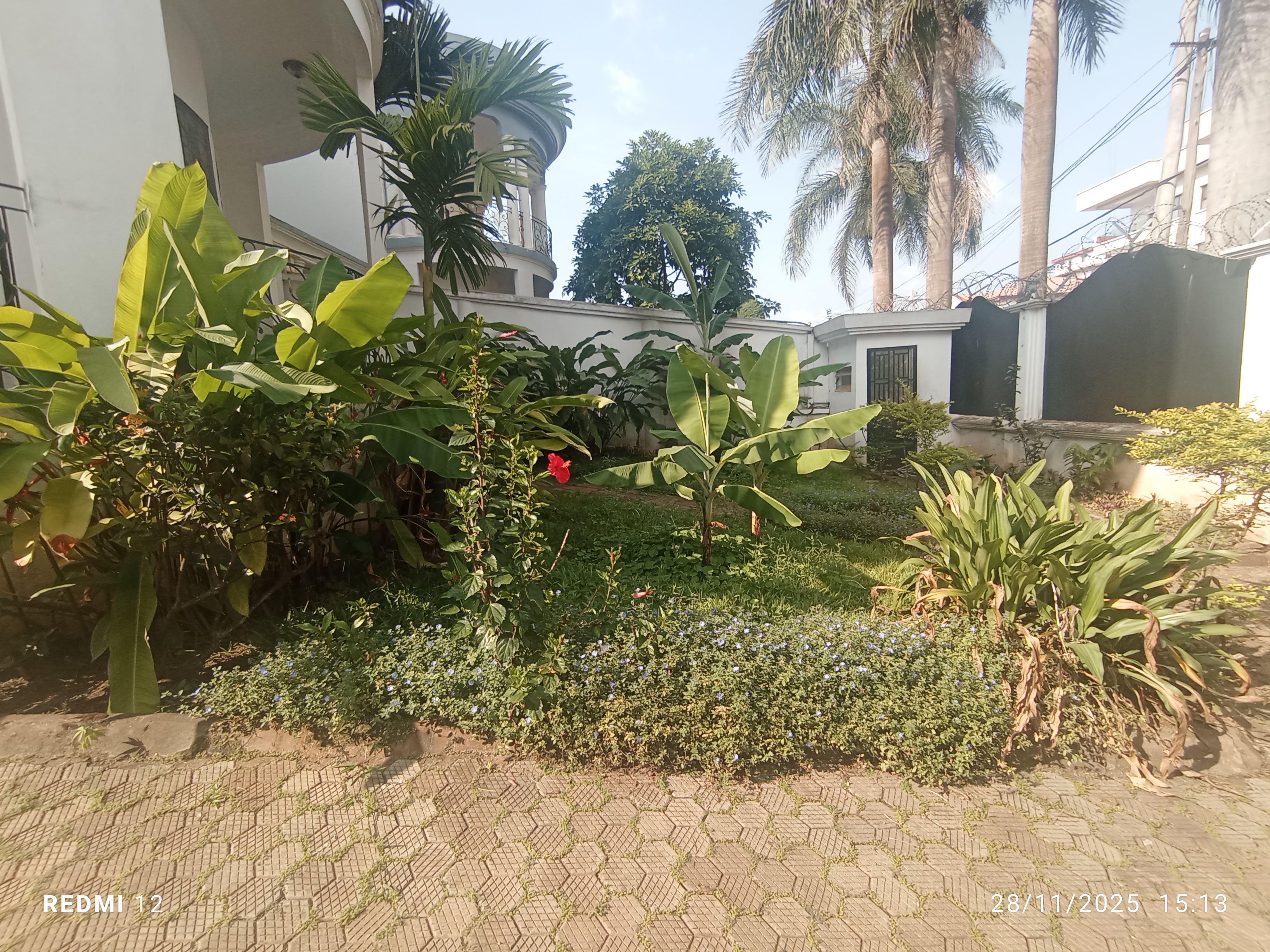 House (Duplex) to rent - Yaoundé, Bastos, GOLF - 2 living room(s), 4 bedroom(s), 4 bathroom(s) - 2 000 000 FCFA / month