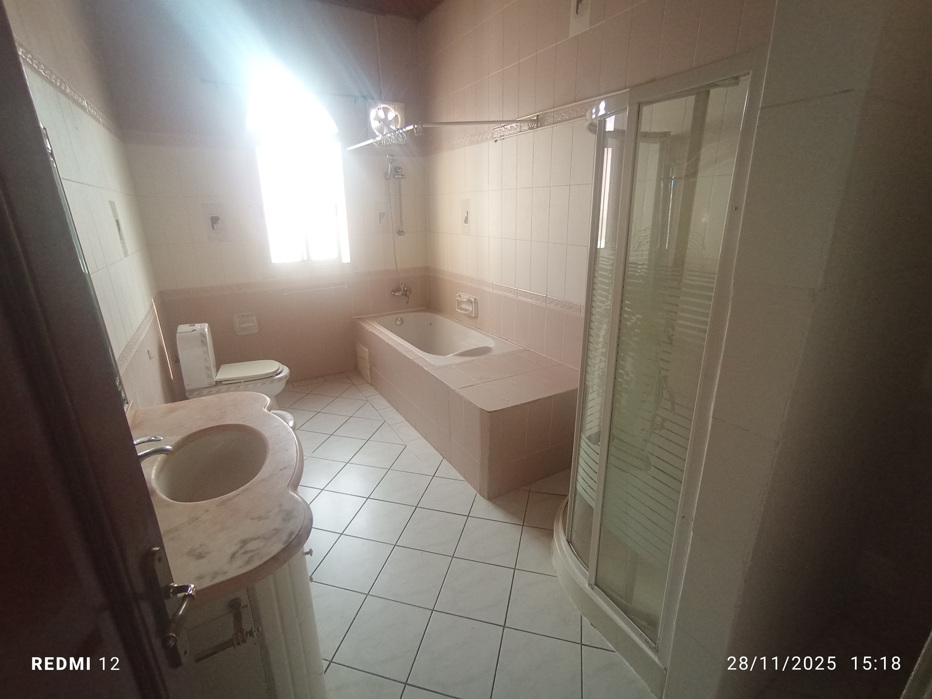 House (Duplex) to rent - Yaoundé, Bastos, GOLF - 2 living room(s), 4 bedroom(s), 4 bathroom(s) - 2 000 000 FCFA / month