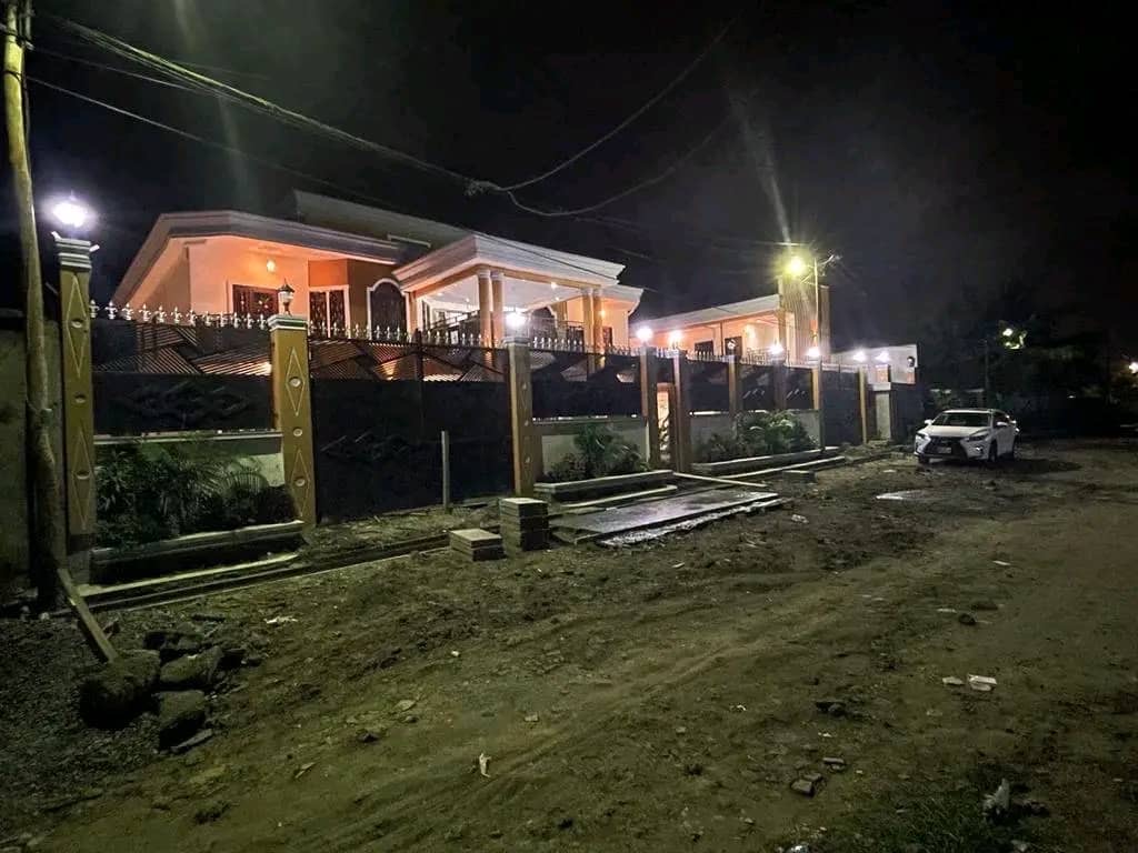 House (Villa) for sale - Douala, Bonaberi, Ancienne route - 1 living room(s), 4 bedroom(s), 3 bathroom(s) - 700 000 000 FCFA / month