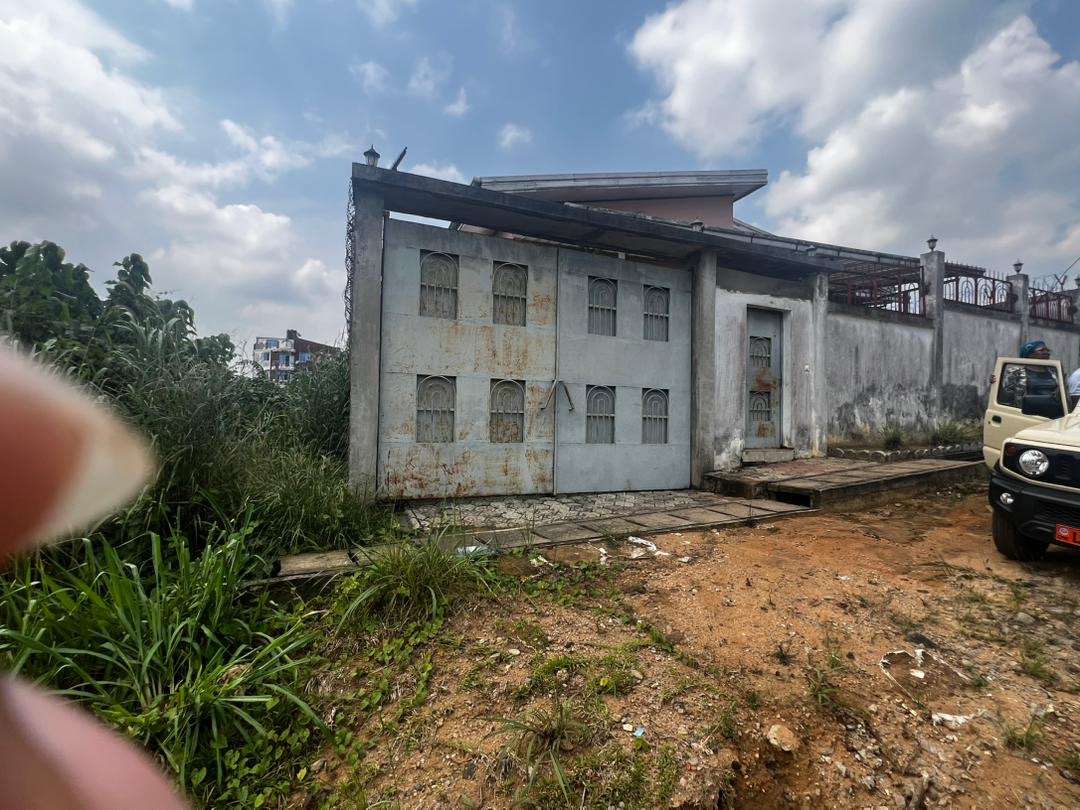 House (Villa) for sale - Douala, Yassa, Cité Chirac - 1 living room(s), 3 bedroom(s), 2 bathroom(s) - 70 000 000 FCFA / month