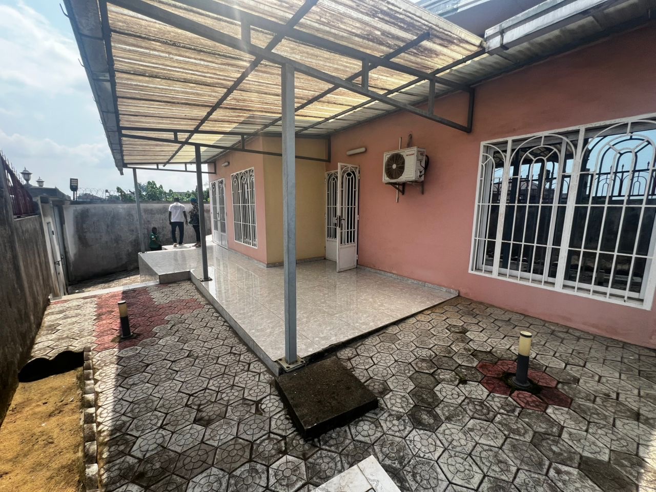 House (Villa) for sale - Douala, Yassa, Cité Chirac - 1 living room(s), 3 bedroom(s), 2 bathroom(s) - 70 000 000 FCFA / month