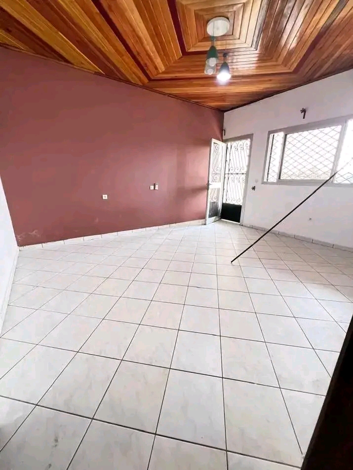 House (Villa) to rent - Douala, Logpom, 300m du carrefour bason - 1 living room(s), 4 bedroom(s), 3 bathroom(s) - 300 000 FCFA / month