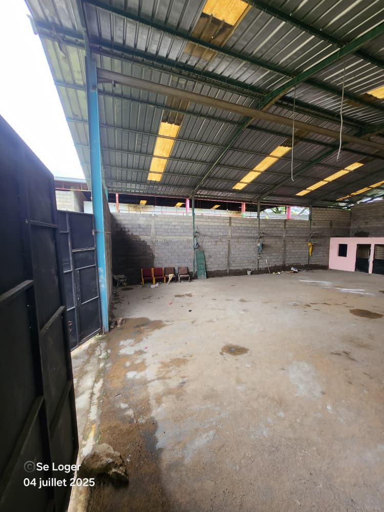 Entrepôt à louer à Douala, Port, Douala - 400 m2 - 800 000 FCFA