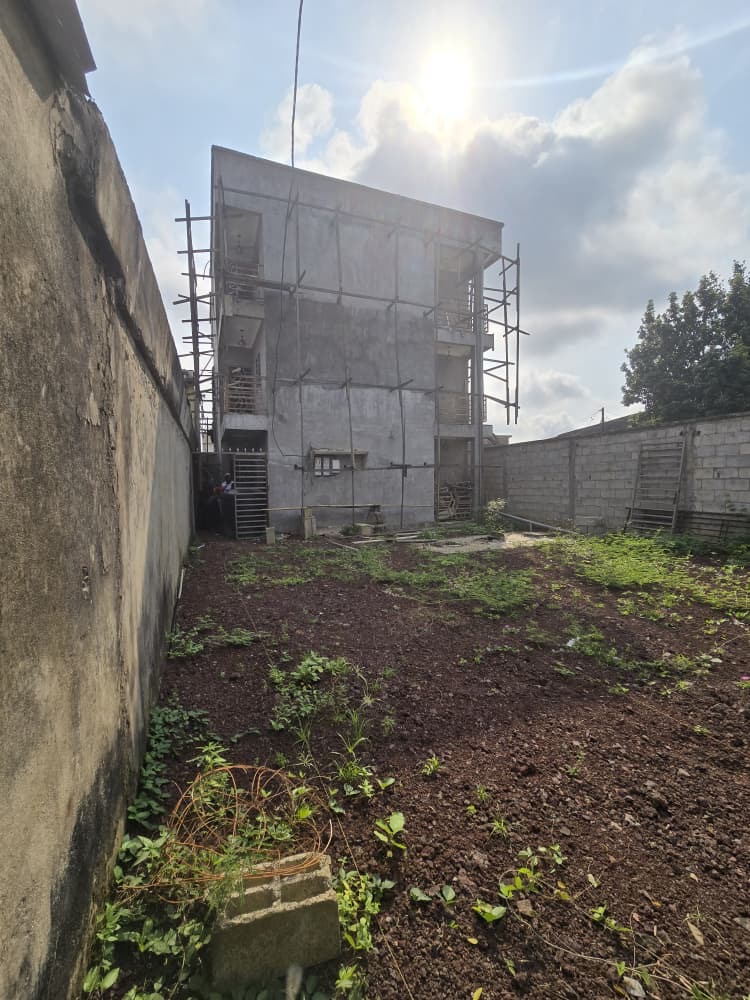 House (Wayside home) for sale - Douala, Yassa, Nkolbong - 1 living room(s), 2 bedroom(s), 1 bathroom(s) - 150 000 000 FCFA / month