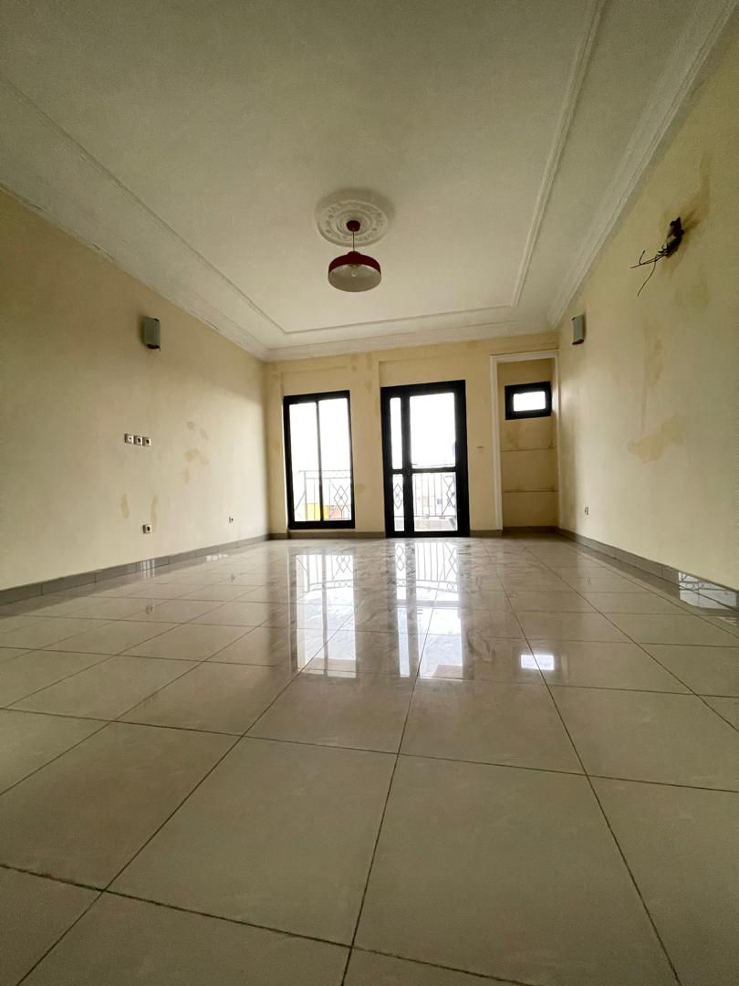 Apartment to rent - Douala, Bonamoussadi, Non loin du carrefour maçon - 1 living room(s), 2 bedroom(s), 3 bathroom(s) - 250 000 FCFA / month