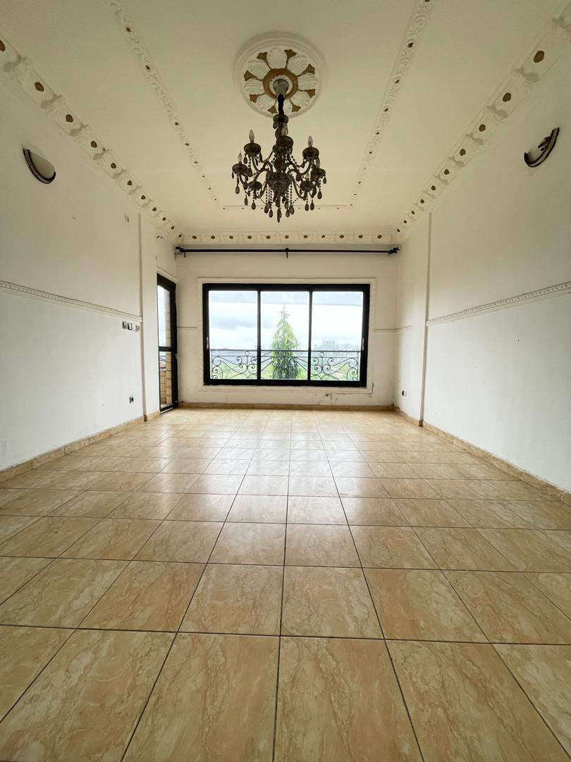 Apartment to rent - Douala, Bonamoussadi, Situer a nderven vers résidence le douanier derrière collège laureal - 1 living room(s), 3 bedroom(s), 3 bathroom(s) - 250 000 FCFA / month