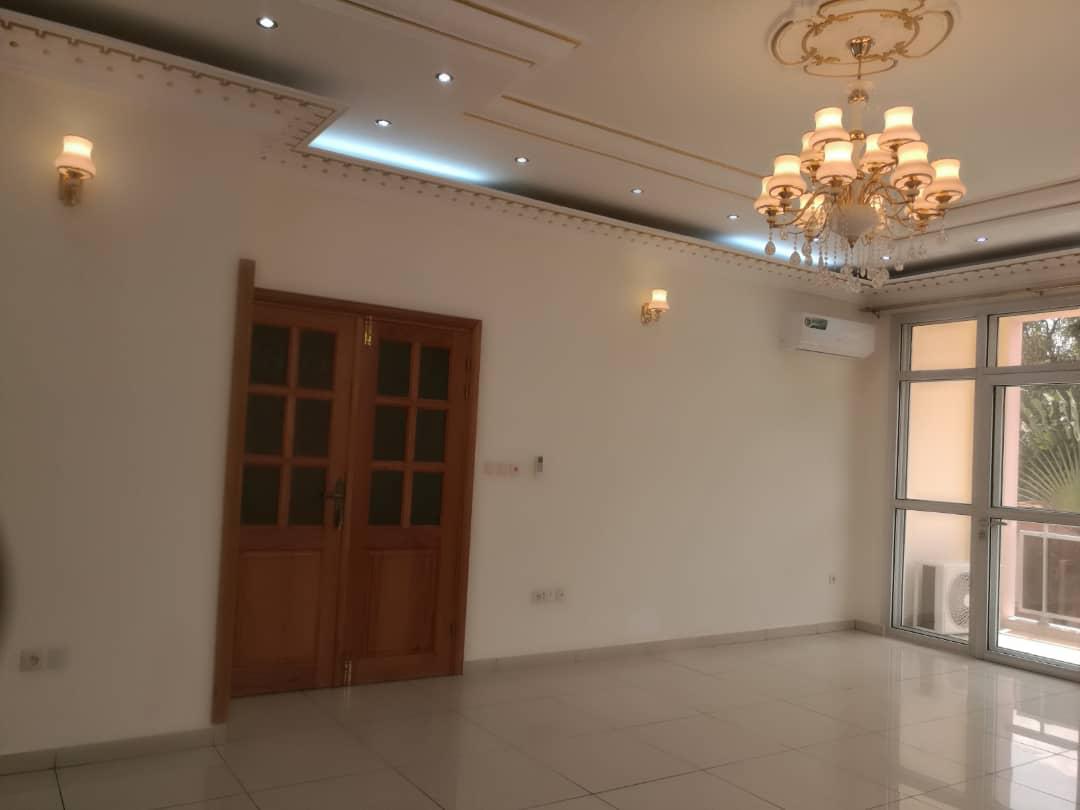 Apartment to rent - Yaoundé, Bastos, Bastos centre - 1 living room(s), 2 bedroom(s), 3 bathroom(s) - 600 000 FCFA / month