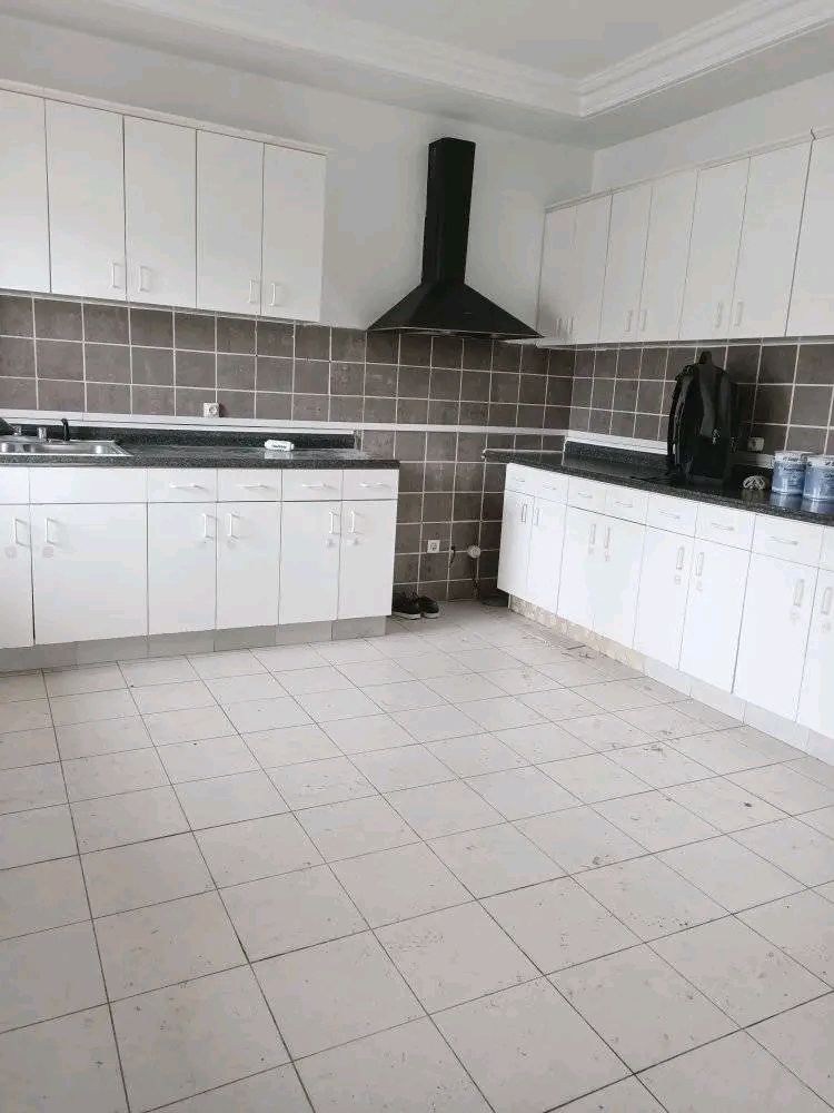 House (Duplex) to rent - Yaoundé, Bastos, derrière usine BASTOS - 2 living room(s), 4 bedroom(s), 5 bathroom(s) - 2 000 000 FCFA / month