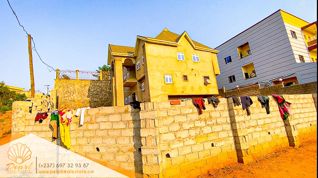 Maison (Triplex) à vendre - Yaoundé, Messame-Ndongo, En haut - 2 salon(s), 4 chambre(s), 4 salle(s) de bains - 60 000 000 FCFA