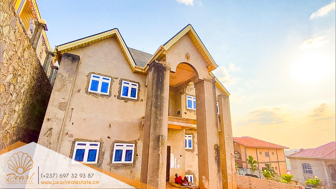 Maison (Triplex) à vendre - Yaoundé, Messame-Ndongo, En haut - 2 salon(s), 4 chambre(s), 4 salle(s) de bains - 60 000 000 FCFA