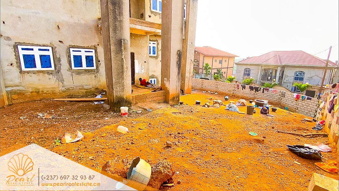 Maison (Triplex) à vendre - Yaoundé, Messame-Ndongo, En haut - 2 salon(s), 4 chambre(s), 4 salle(s) de bains - 60 000 000 FCFA