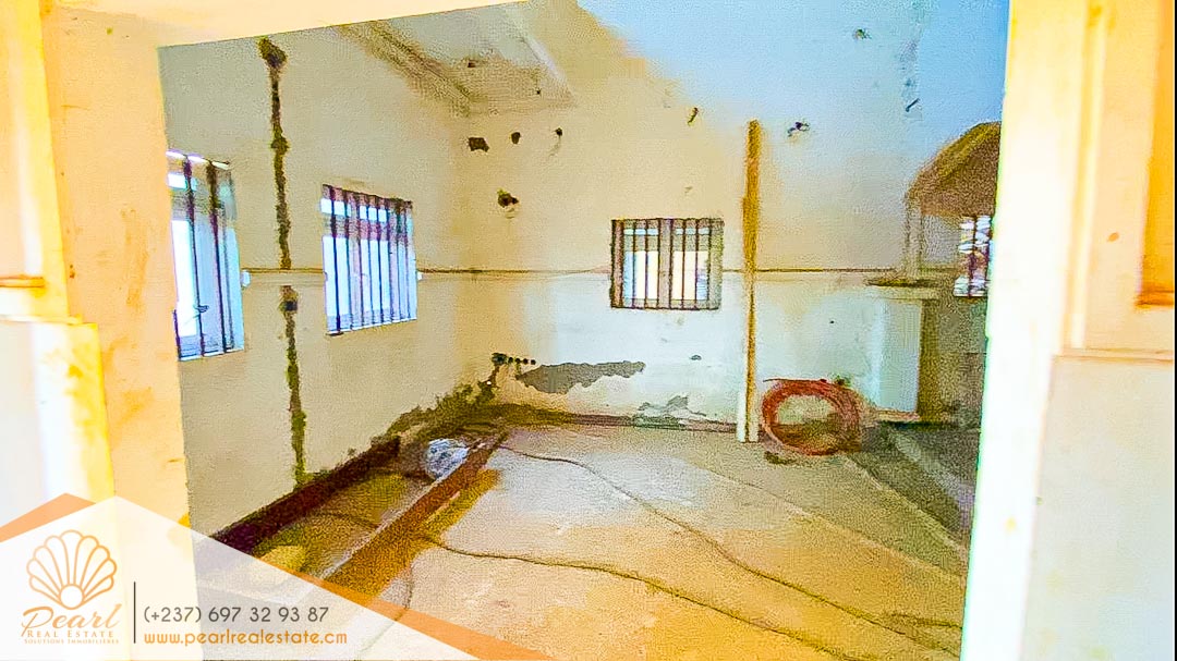 Maison (Triplex) à vendre - Yaoundé, Messame-Ndongo, En haut - 2 salon(s), 4 chambre(s), 4 salle(s) de bains - 60 000 000 FCFA