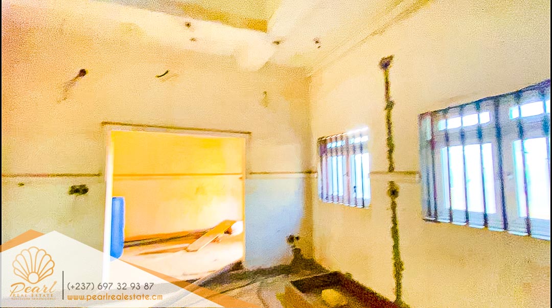 Maison (Triplex) à vendre - Yaoundé, Messame-Ndongo, En haut - 2 salon(s), 4 chambre(s), 4 salle(s) de bains - 60 000 000 FCFA