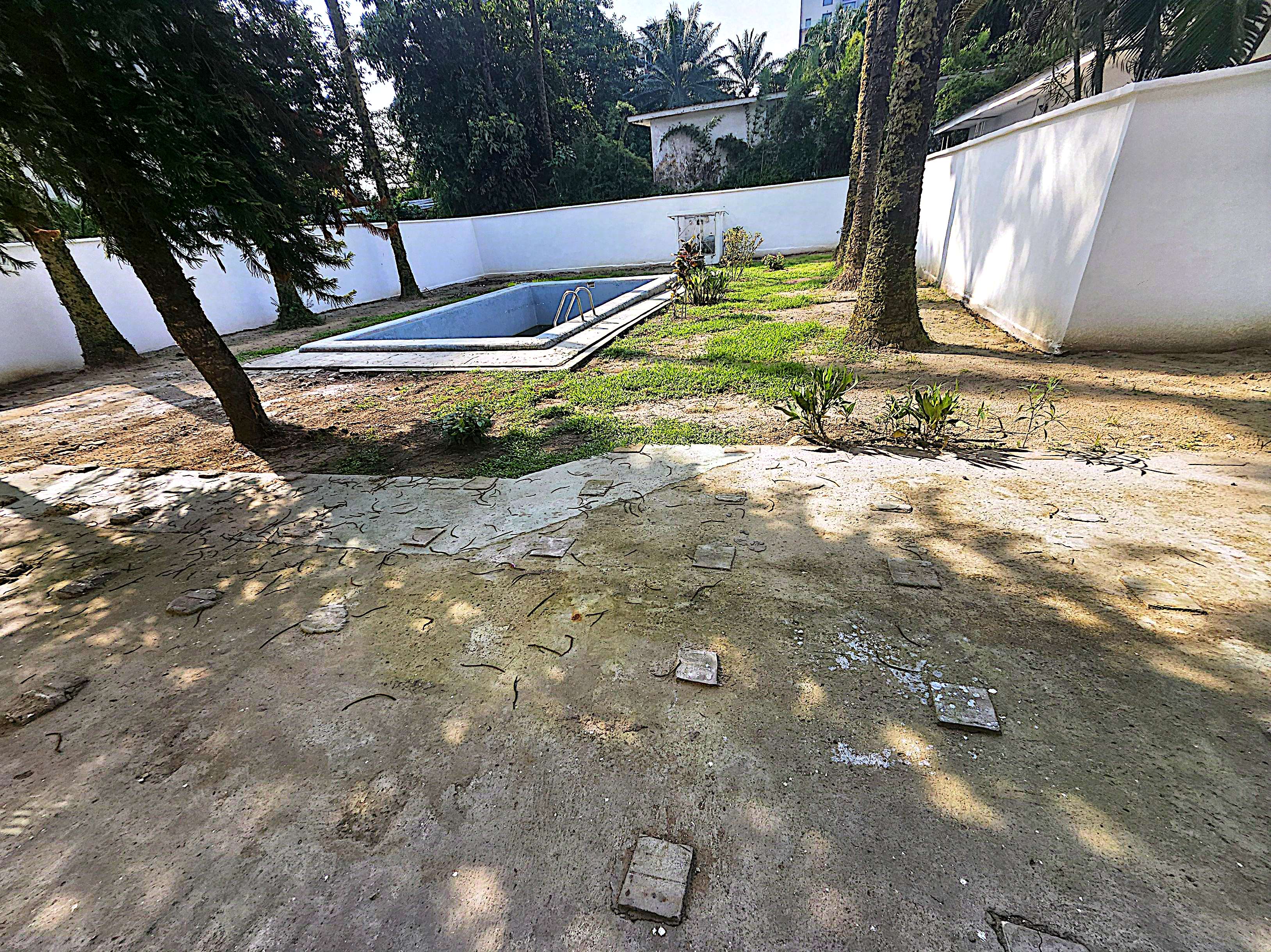 Maison (Villa) à louer - Douala, Bonapriso, Duplex avec très bon standing avec assez de jardin et de parking à louer en plein cœur de Bonapriso - 1 salon(s), 4 chambre(s), 3 salle(s) de bains - 3 800 000 FCFA / mois