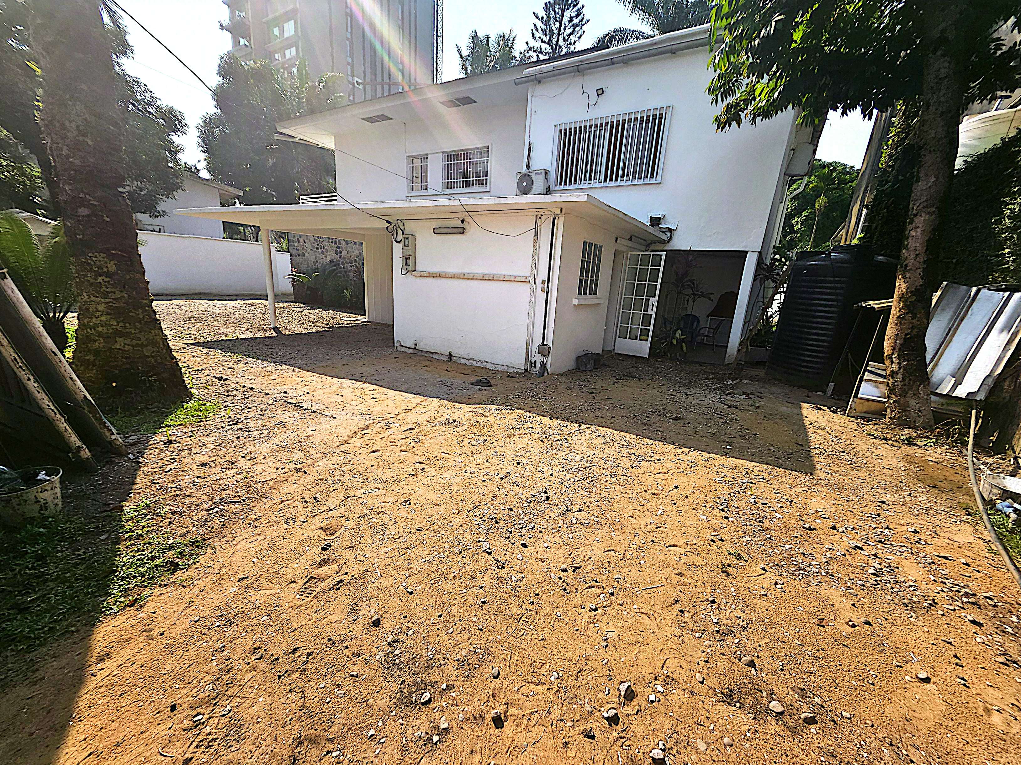 Maison (Villa) à louer - Douala, Bonapriso, Duplex avec très bon standing avec assez de jardin et de parking à louer en plein cœur de Bonapriso - 1 salon(s), 4 chambre(s), 3 salle(s) de bains - 3 800 000 FCFA / mois