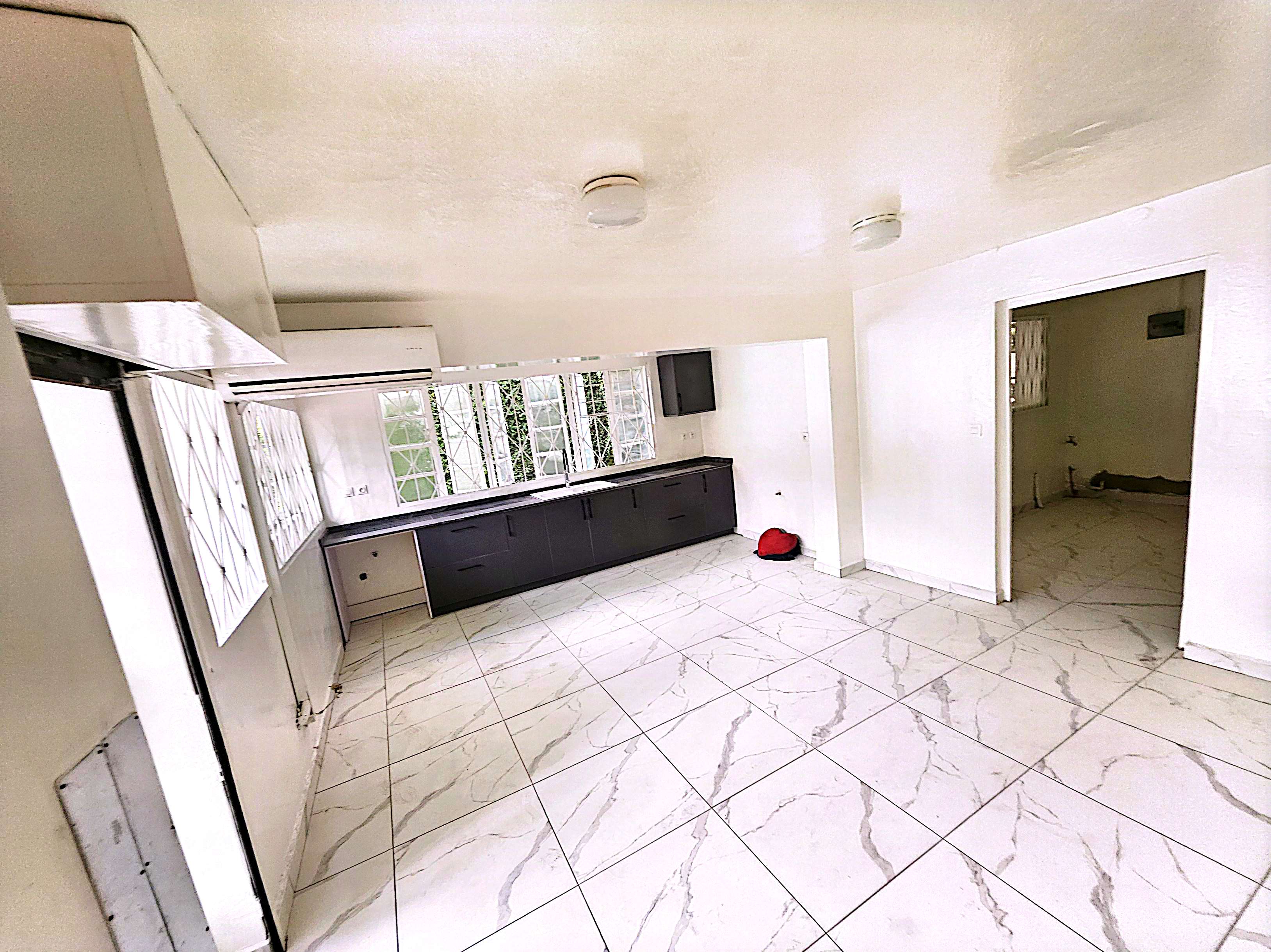 Maison (Villa) à louer - Douala, Bonapriso, Duplex avec très bon standing avec assez de jardin et de parking à louer en plein cœur de Bonapriso - 1 salon(s), 4 chambre(s), 3 salle(s) de bains - 3 800 000 FCFA / mois