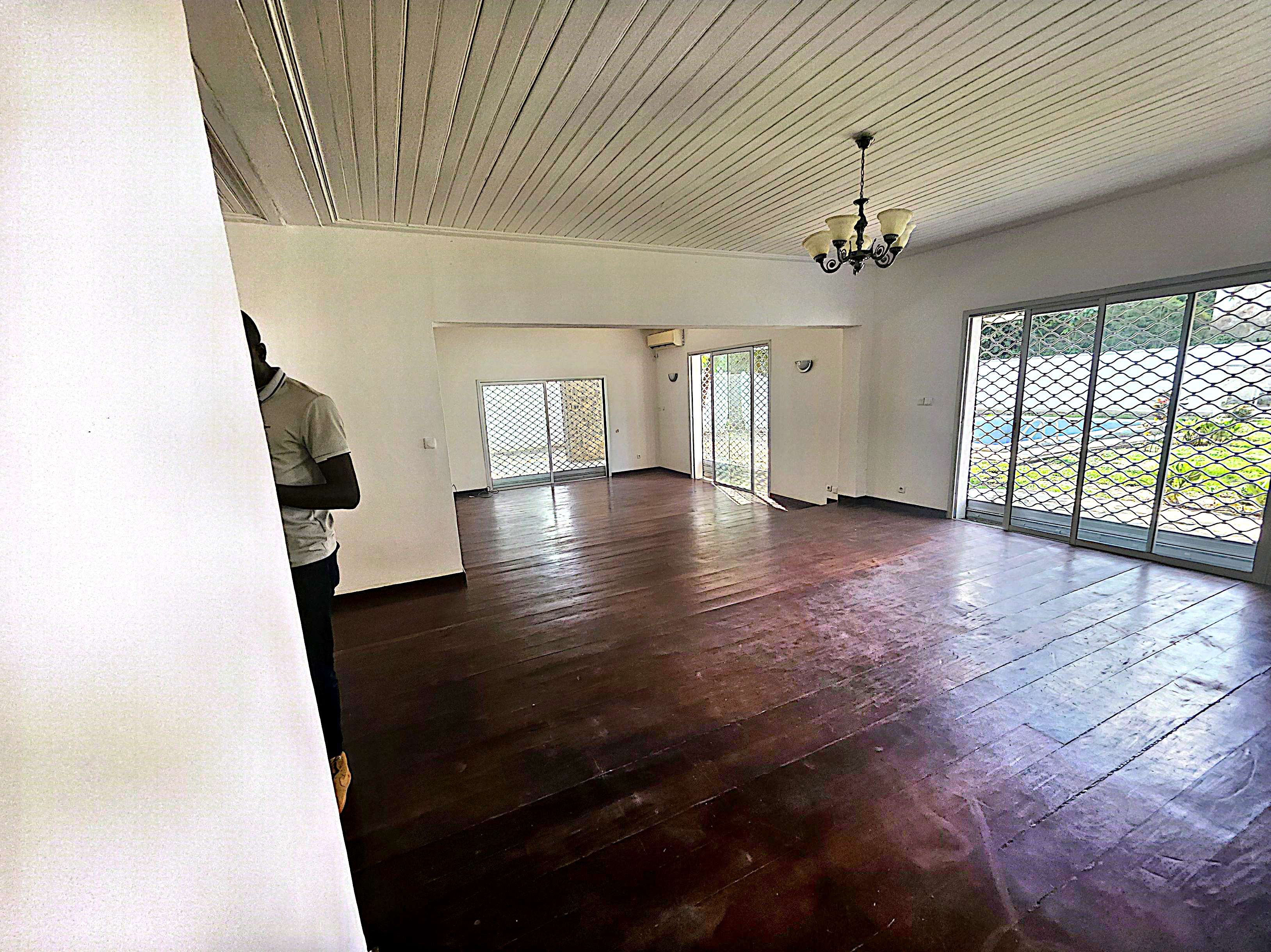 Maison (Villa) à louer - Douala, Bonapriso, Duplex avec très bon standing avec assez de jardin et de parking à louer en plein cœur de Bonapriso - 1 salon(s), 4 chambre(s), 3 salle(s) de bains - 3 800 000 FCFA / mois
