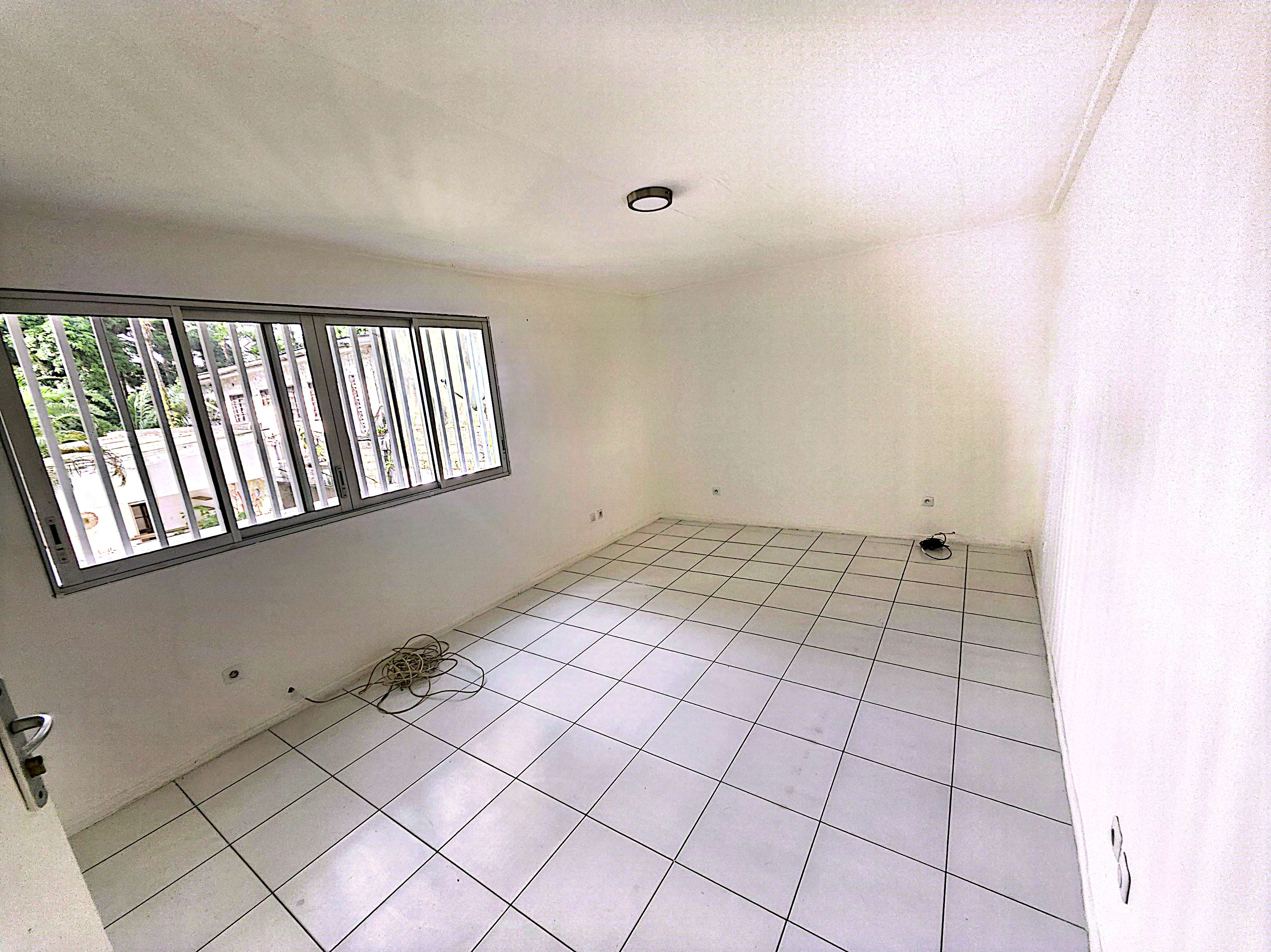 Maison (Villa) à louer - Douala, Bonapriso, Duplex avec très bon standing avec assez de jardin et de parking à louer en plein cœur de Bonapriso - 1 salon(s), 4 chambre(s), 3 salle(s) de bains - 3 800 000 FCFA / mois
