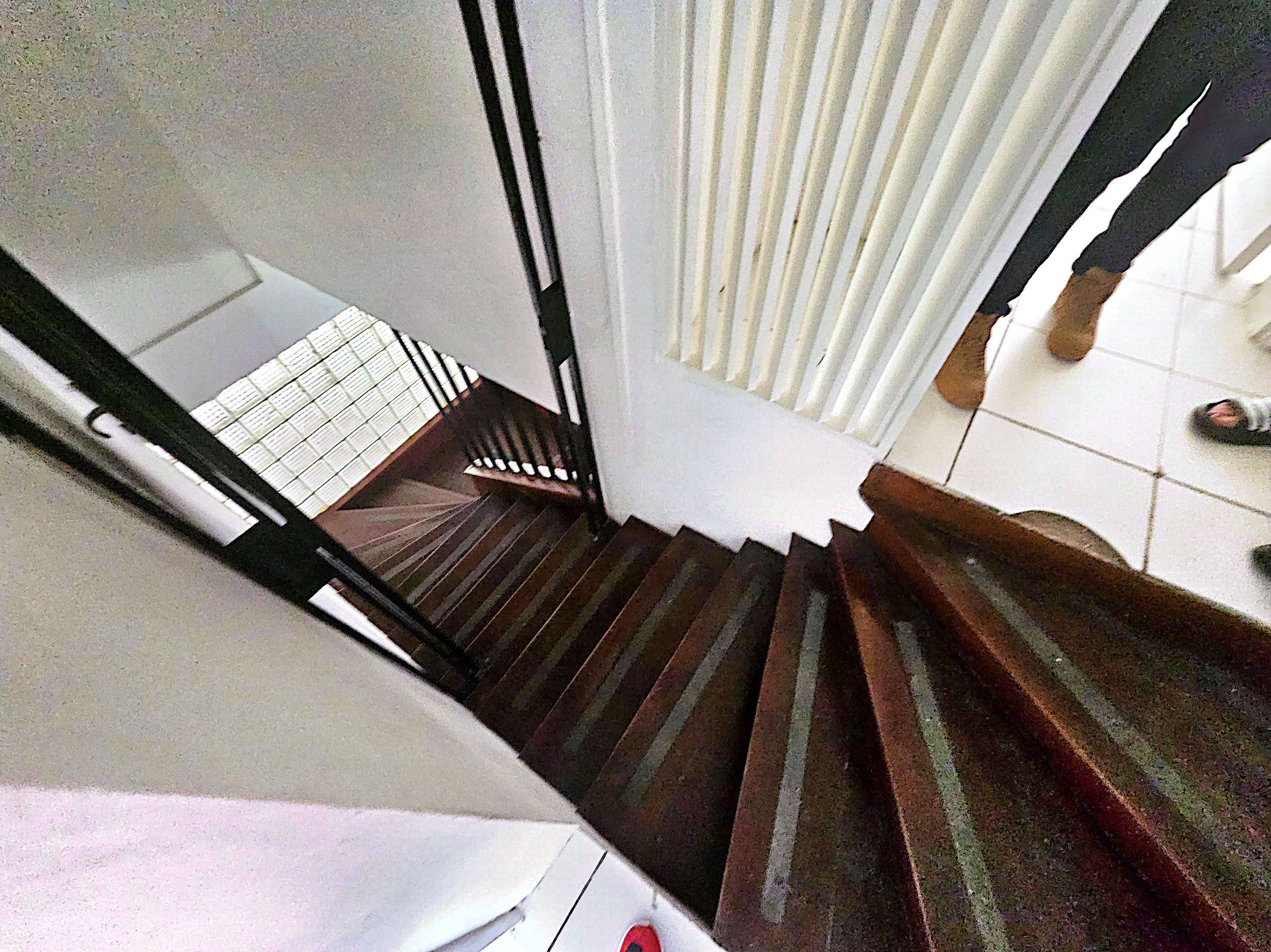 Maison (Villa) à louer - Douala, Bonapriso, Duplex avec très bon standing avec assez de jardin et de parking à louer en plein cœur de Bonapriso - 1 salon(s), 4 chambre(s), 3 salle(s) de bains - 3 800 000 FCFA / mois