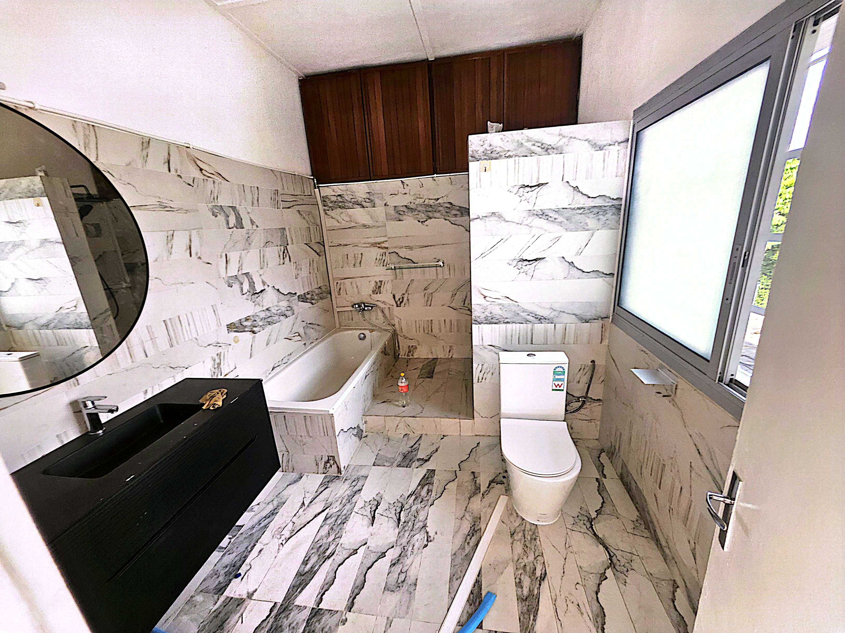 Maison (Villa) à louer - Douala, Bonapriso, Duplex avec très bon standing avec assez de jardin et de parking à louer en plein cœur de Bonapriso - 1 salon(s), 4 chambre(s), 3 salle(s) de bains - 3 800 000 FCFA / mois