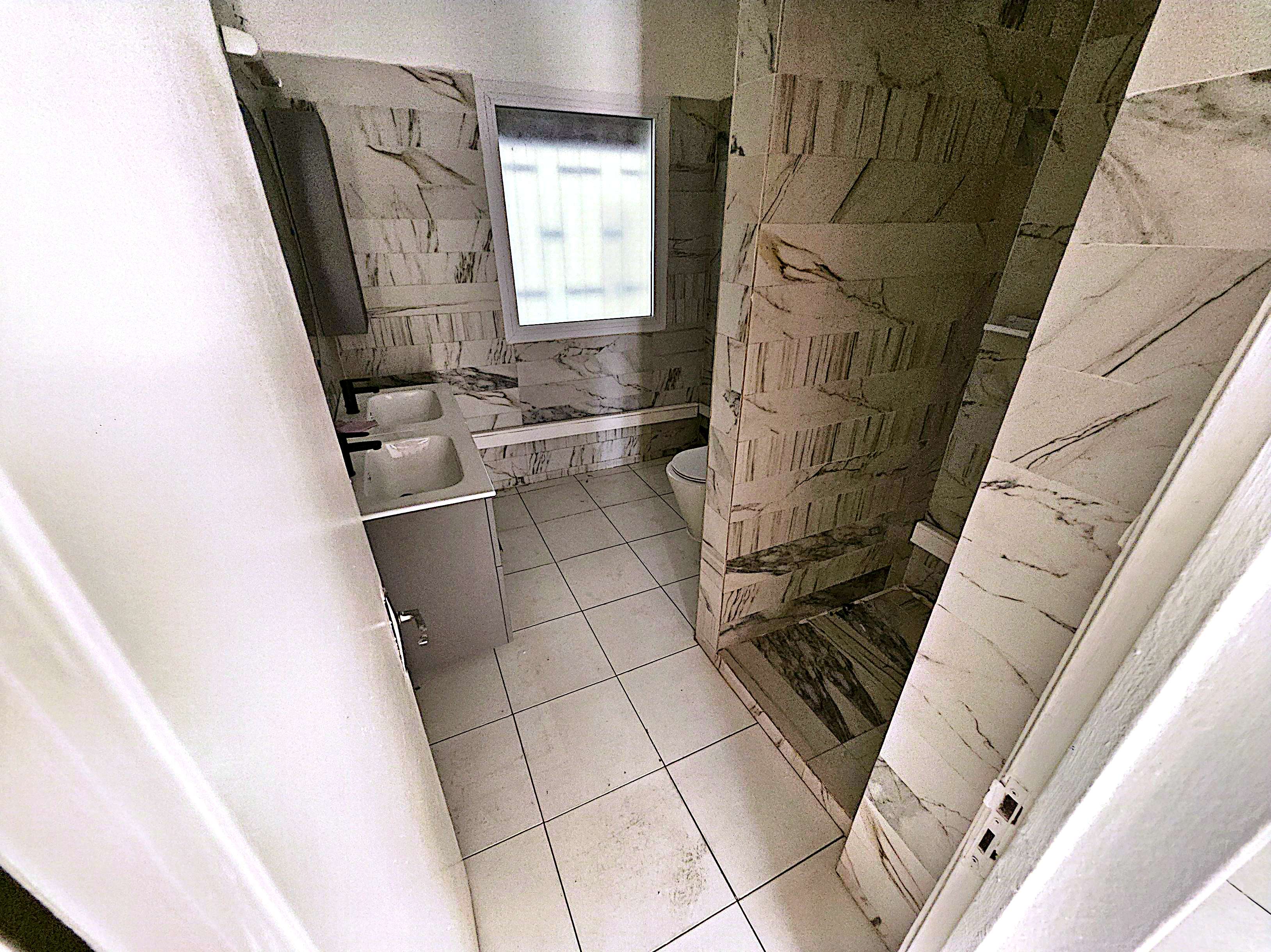 Maison (Villa) à louer - Douala, Bonapriso, Duplex avec très bon standing avec assez de jardin et de parking à louer en plein cœur de Bonapriso - 1 salon(s), 4 chambre(s), 3 salle(s) de bains - 3 800 000 FCFA / mois