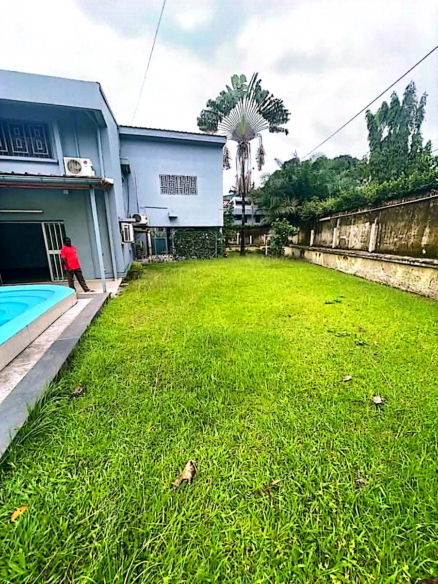 Maison (Villa) à louer - Douala, Bonapriso, Maison à  louer bonapriso hydrocarbures - 1 salon(s), 4 chambre(s), 3 salle(s) de bains - 2 500 000 FCFA / mois