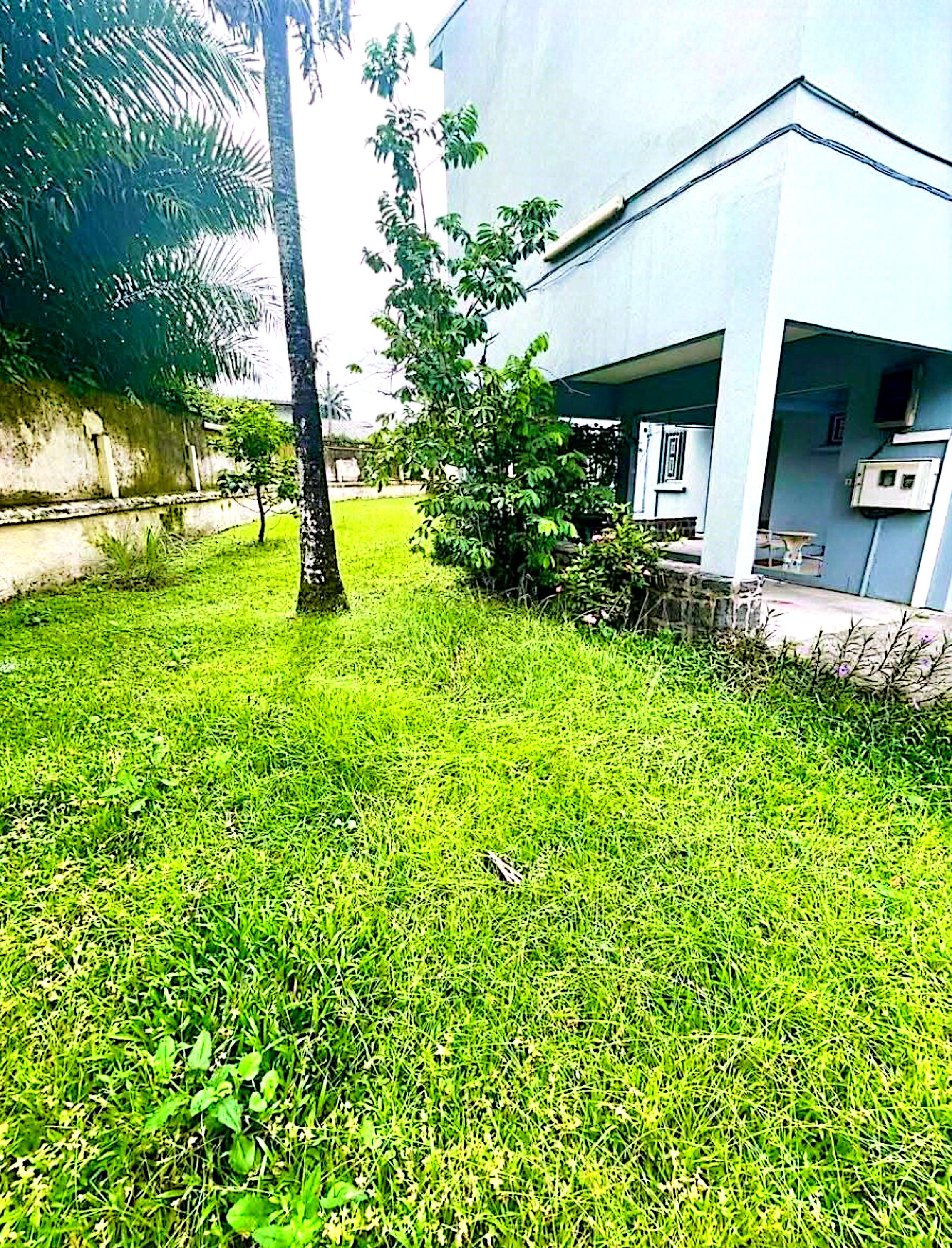 Maison (Villa) à louer - Douala, Bonapriso, Maison à  louer bonapriso hydrocarbures - 1 salon(s), 4 chambre(s), 3 salle(s) de bains - 2 500 000 FCFA / mois