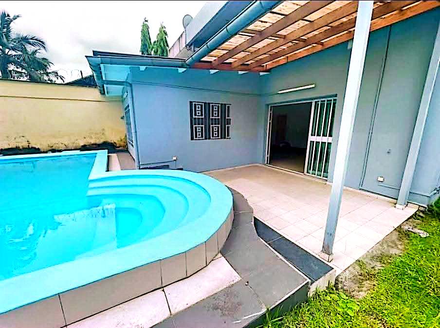 Maison (Villa) à louer - Douala, Bonapriso, Maison à  louer bonapriso hydrocarbures - 1 salon(s), 4 chambre(s), 3 salle(s) de bains - 2 500 000 FCFA / mois