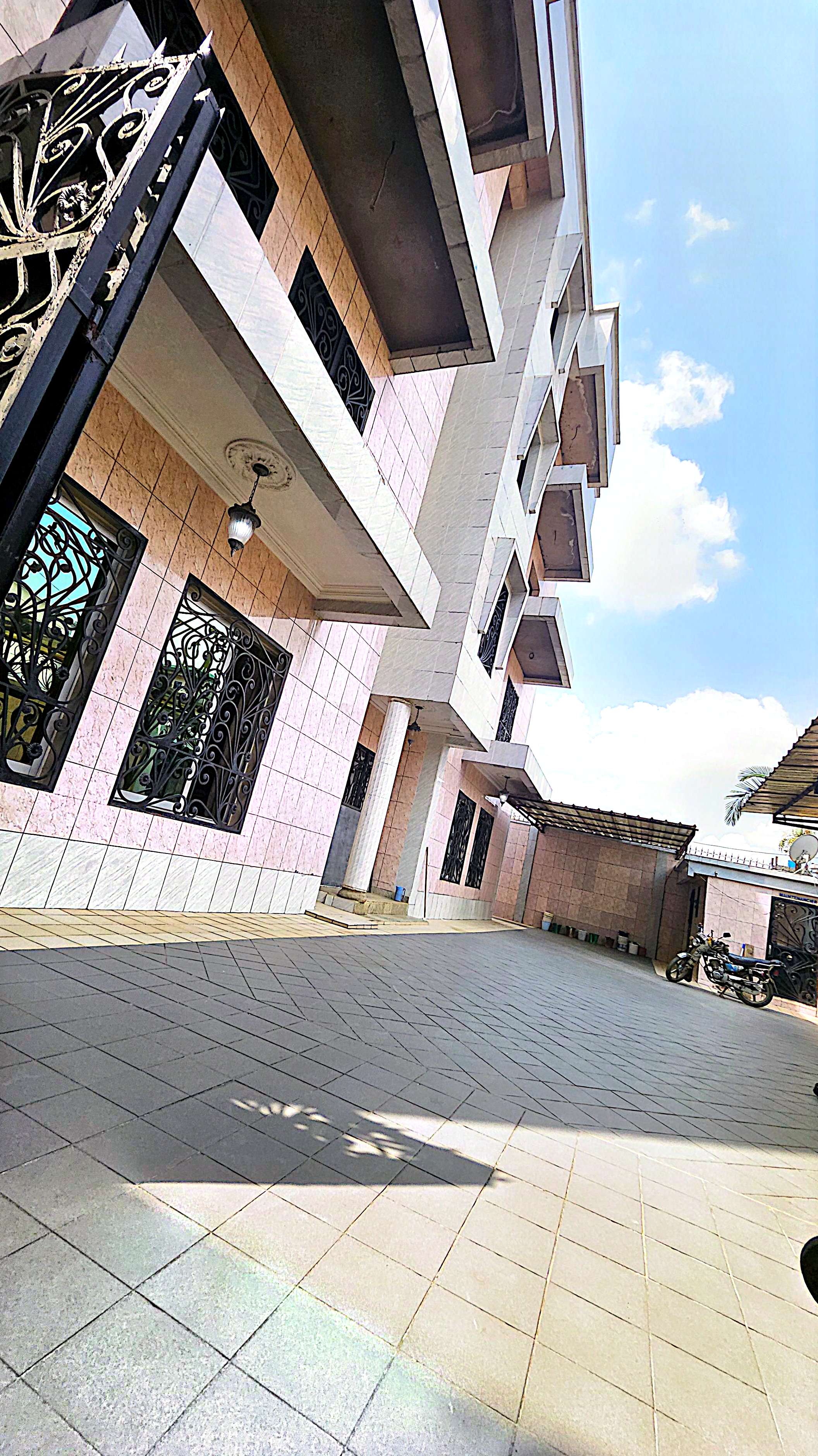 Maison (Triplex) à vendre - Douala, PK 11, IMMEUBLE À VENDRE DOUALA STATION TRADEX RUE DES PAVÉS PK11 - 7 salon(s), 21 chambre(s), 17 salle(s) de bains - 400 000 000 FCFA