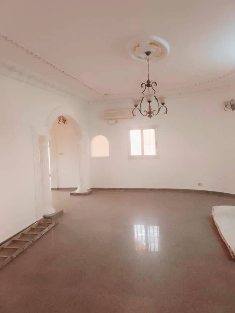 Maison (Duplex) à louer - Yaoundé, Bastos, bastos - 2 salon(s), 6 chambre(s), 7 salle(s) de bains - 1 700 000 FCFA / mois