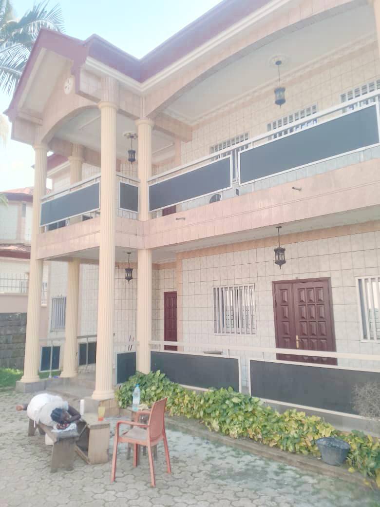 Maison (Duplex) à louer - Yaoundé, Bastos, bastos - 2 salon(s), 6 chambre(s), 7 salle(s) de bains - 1 700 000 FCFA / mois