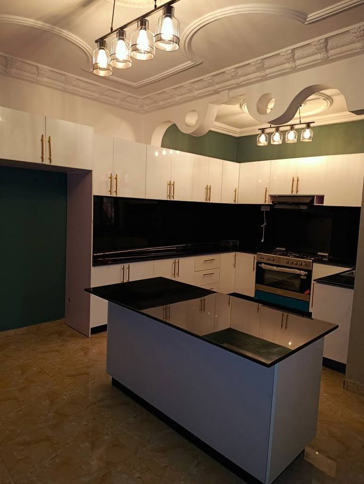 Maison (Duplex) à vendre - Yaoundé, Odza, borne 10 - 2 salon(s), 10 chambre(s), 9 salle(s) de bains - 420 000 000 FCFA