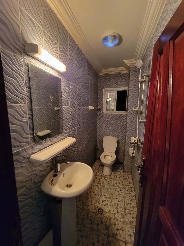 Appartement à louer - Yaoundé, Biyem-Assi, biyemassi - 1 salon(s), 3 chambre(s), 3 salle(s) de bains - 300 000 FCFA / mois