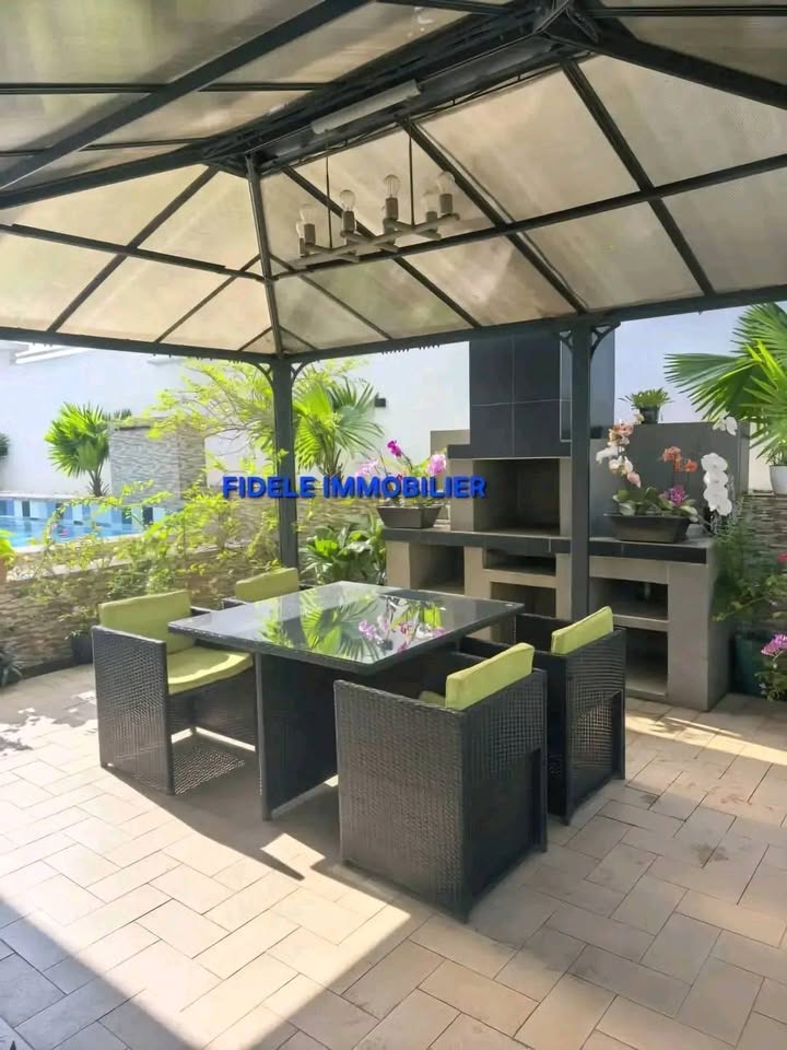 Maison (Duplex) à vendre - Yaoundé, Bastos, bastos - 2 salon(s), 6 chambre(s), 7 salle(s) de bains - 700 000 000 FCFA