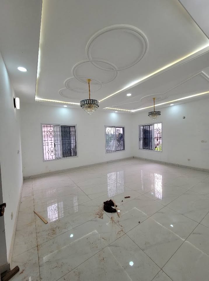 Maison (Duplex) à vendre - Yaoundé, Odza, meyo - 2 salon(s), 6 chambre(s), 7 salle(s) de bains - 200 000 000 FCFA