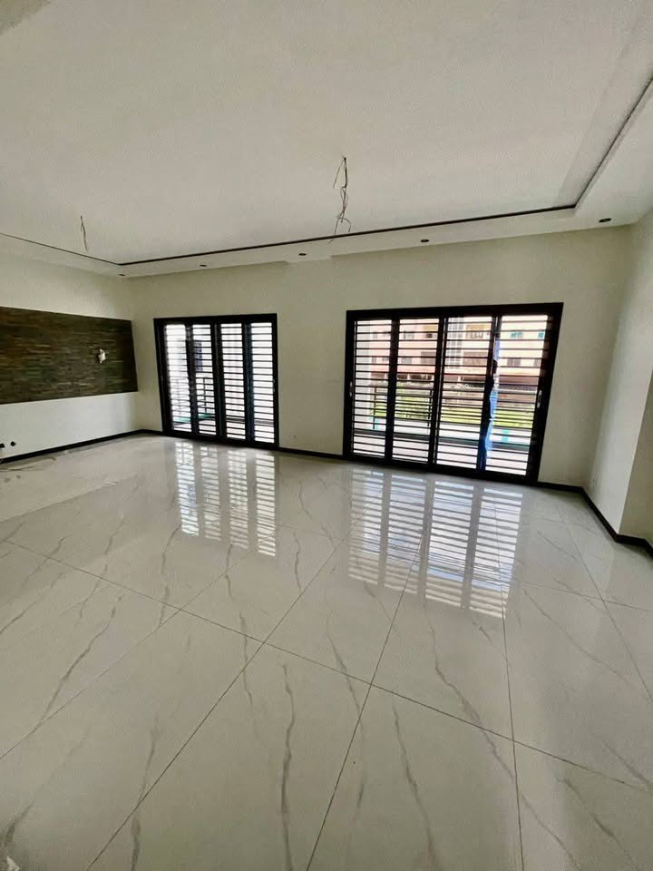 Appartement à louer - Yaoundé, Mfandena, omnisport - 1 salon(s), 2 chambre(s), 3 salle(s) de bains - 500 000 FCFA / mois