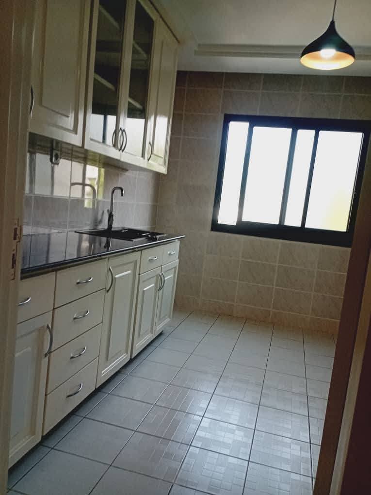 Appartement à louer - Yaoundé, Bastos, golf - 1 salon(s), 2 chambre(s), 3 salle(s) de bains - 1 000 000 FCFA / mois