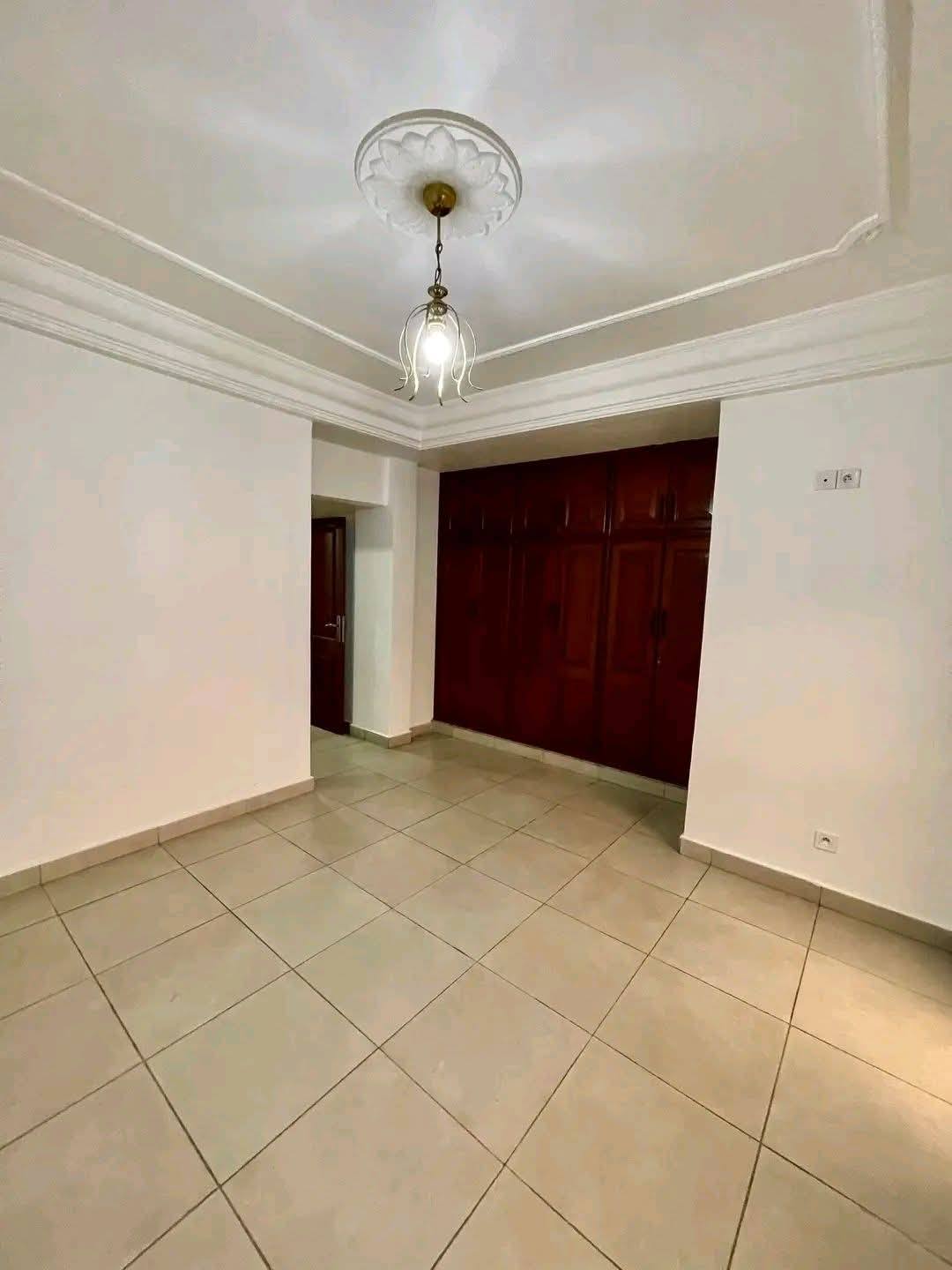 Appartement à louer - Yaoundé, Bastos, bastos - 1 salon(s), 2 chambre(s), 3 salle(s) de bains - 550 000 FCFA / mois