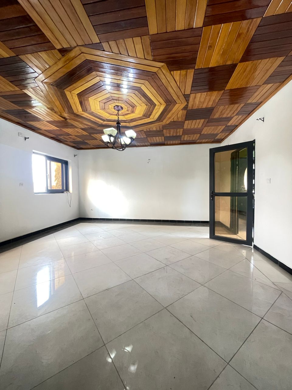 Apartment to rent - Douala, Makepe, Non loin de rond poulin - 1 living room(s), 2 bedroom(s), 2 bathroom(s) - 170 000 FCFA / month