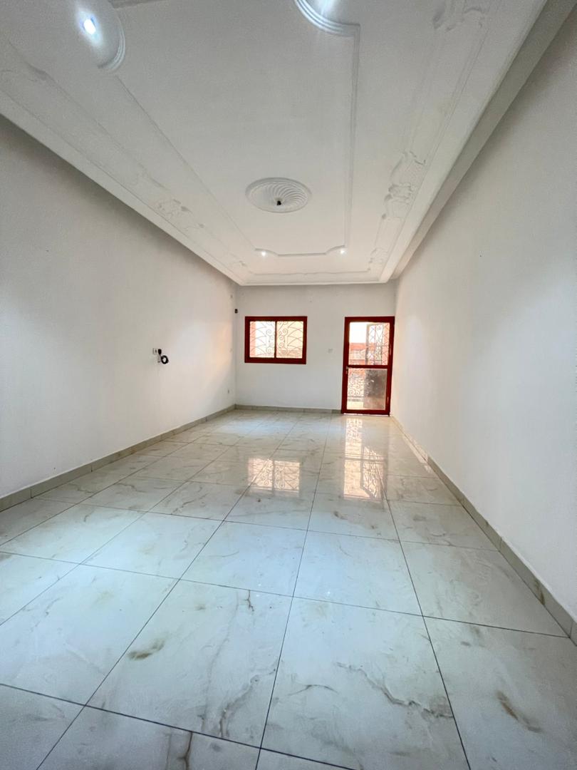 Apartment to rent - Douala, Makepe, Non loin de Saint Tropez - 1 living room(s), 2 bedroom(s), 2 bathroom(s) - 180 000 FCFA / month